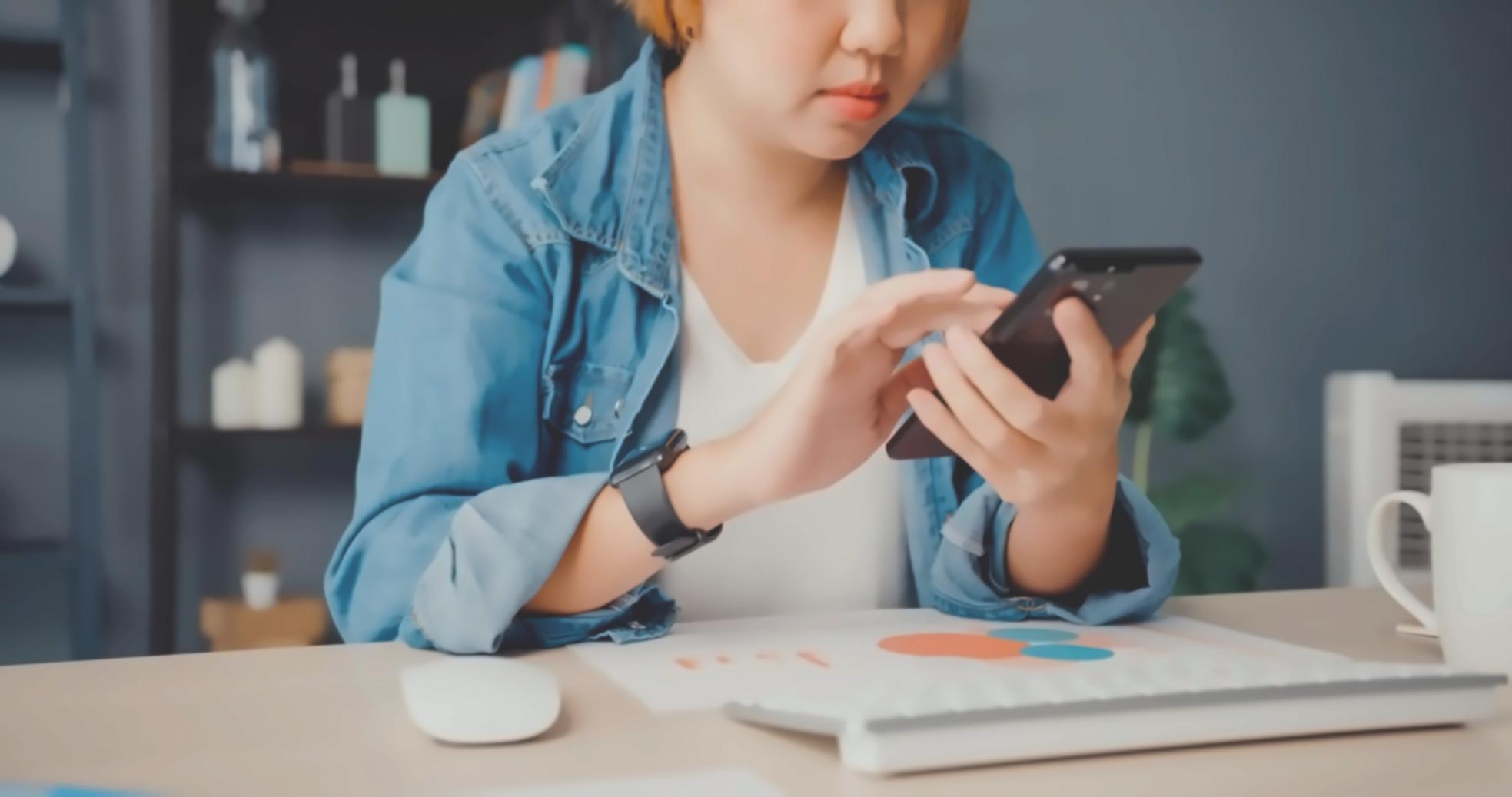 Studenti che collaborano su progetti di design